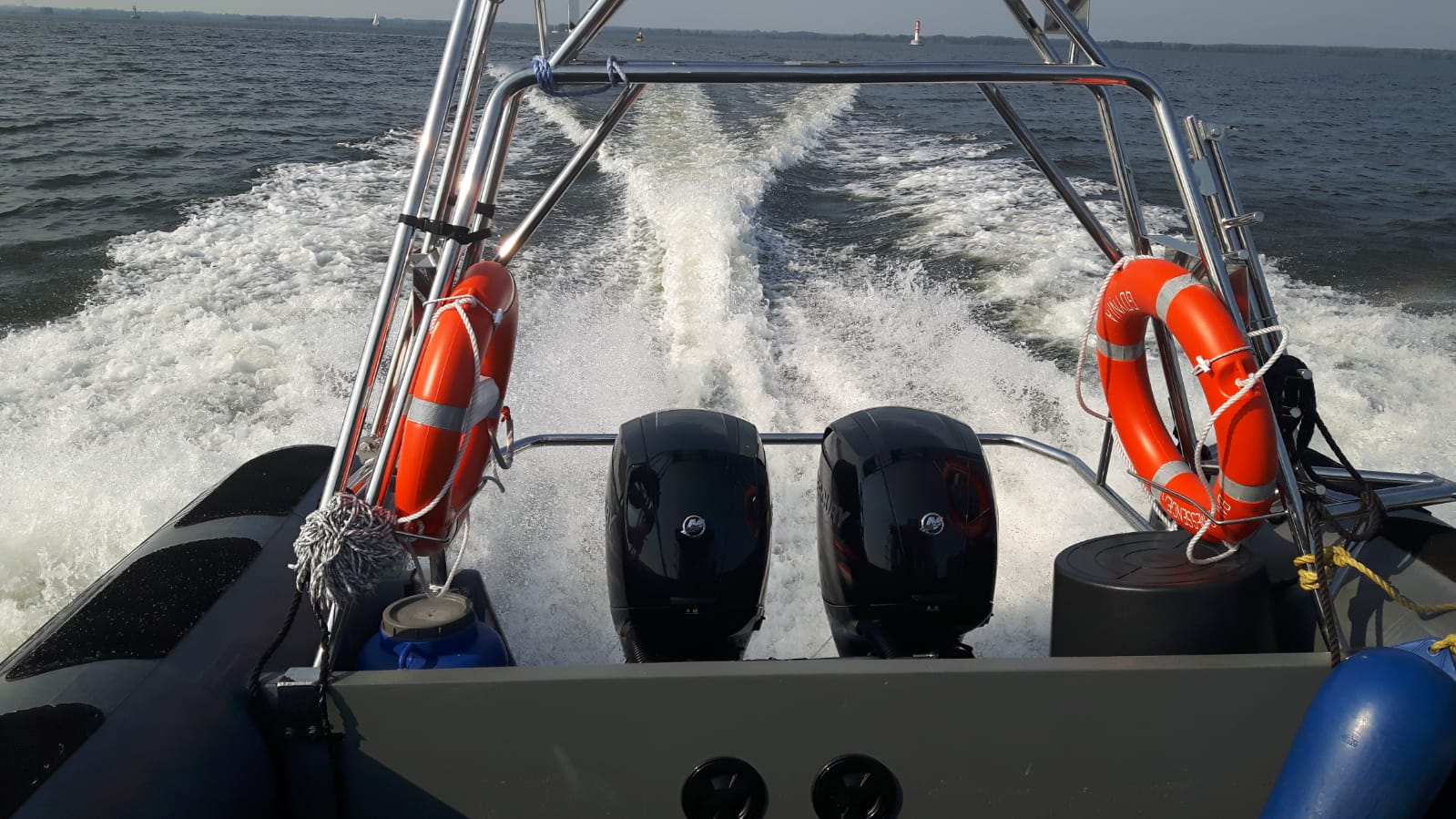 Prace terenowe z pokładu łodzi